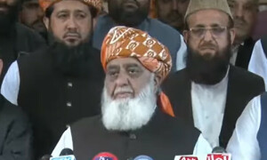مولانا فضل الرحمان کا سپریم کورٹ کے باہر دھرنے کا اعلان، تجویز کس نے دی؟