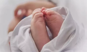 تین افراد کے ڈی این اے کے ساتھ پیدا ہونے والا پہلا برطانوی بچہ