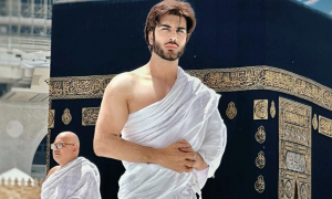 اداکار عمران عباس نے عمرے کی سعادت حاصل کرلی