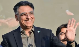 &rsquo;وہ آپکو چھوڑیں گے نہیں جب تک آپ پریس کانفرنس نہ کریں&lsquo; ، اسد عمر اڈیالہ جیل سے رہا