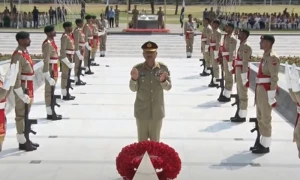جی ایچ کیو میں یوم تکریم شہدائے پاکستان کی تقریب، آرمی چیف کی یاد گار شہداء پر حاضری