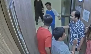 کراچی، رہائشی عمارت کی لفٹ میں جھگڑا کرنیوالا ملزم گرفتار، سی سی ٹی وی وائرل
