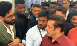 سلمان خان کے باڈی گارڈ نے وکی کوشل کو دھکا دیا، ویڈیو وائرل