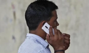 سرکاری افسر سیلفی لینے کی کوشش میں قیمتی موبائل فون کیساتھ نوکری سے بھی ہاتھ دھوبیٹھا
