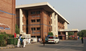 چلڈرن اسپتال میں بچی کے لواحقین کا ڈیوٹی ڈاکٹر پرتشدد