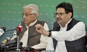 حکومتی معاشی پالیسیوں پر تنقید، خواجہ آصف کا مفتاح اسماعیل سے گلہ