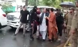 چوہدری پرویز الہٰی عدالت سے رہا ہوتے ہی دوسرے مقدمے میں گرفتار