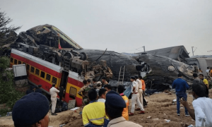 بھارت ٹرین حادثہ، باپ کی محبت نے کفن میں لپٹے بیٹے کو زندہ کرلیا