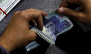 سیلاب اور سیاسی عدم استحکام، معاشی گروتھ 0.3 فیصد تک گر گئی