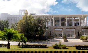 توشہ خانہ کیس: چیئرمین پی ٹی آئی کیخلاف فوجداری کارروائی روکنے کے حکم میں توسیع