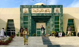 سویلین مقدمات ملٹری کورٹ میں چلانے کیلئے آئین کی تشریح کی ضرورت ہے، پشاور ہائیکورٹ