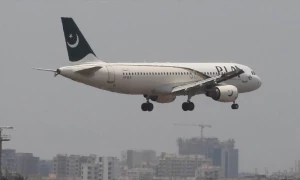 تیز آندھی کے باعث پی آئی اے کی 2 پروازیں لاہور میں لینڈ نہ کرسکیں
