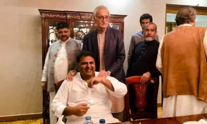 فواد کی استحکام پاکستان میں شمولیت پر اہلیہ کا صفائی دینے سے انکار
