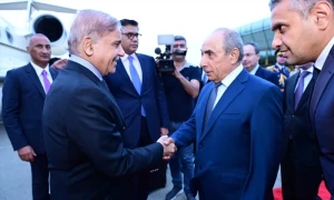 وزیرِاعظم 2 روزہ سرکاری دورے پر آذربائیجان پہنچ گئے
