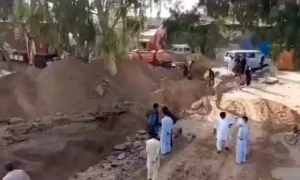 Police dig trenches in Sarai Alamgir to stop TLP march