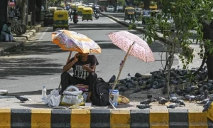 بھارت: شدید گرمی سے 3 دنوں میں 54 افراد ہلاک، اسپتال میں اسٹریچرز کم پڑگئے