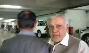 صحافی کے سوال پر اسحاق ڈار آپے سے باہر ہوگئے، تھپڑ جڑ دیا