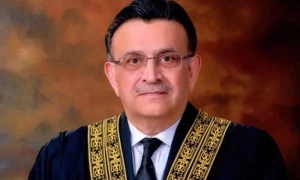 فوجی عدالتوں کیخلاف درخواستیں: بغاوت پر سویلین کا خصوصی عدالت میں ٹرائل ہو سکتا ہے، چیف جسٹس