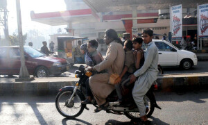 لاہور: بغیر ہیلمٹ موٹر سائیکل سواروں کو پٹرول کی فراہمی بند
