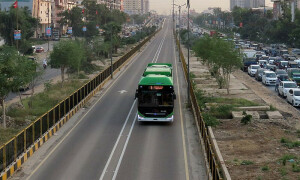 تیز رفتار کار گرین لائن کے جنگلے سے ٹکرا کر الٹ گئی،2 افراد زخمی