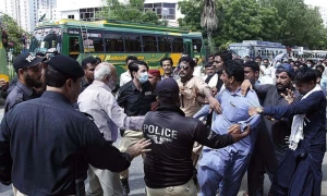 مستقل نہ کیئے جانے پر اساتذہ کا احتجاج، پولیس و رینجرز کا لاٹھی چارج