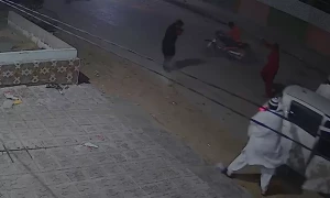 شہری کی دیدہ دلیری نے ڈاکوؤں کو چپل چھوڑ کر بھاگنے پر مجبور کردیا
