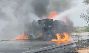 ٹھٹہ میں آئل ٹینکر الٹ گیا، ڈرائیور سمیت دو افراد جاں بحق