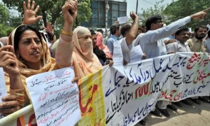 سرکاری ملازمین کے تنخواہوں میں اضافے کیلئے مظاہرے جاری