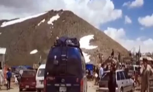 سیاحتی مقام بابو سر ٹاپ کے برفیلے حسین مناظر، یخ بستہ ہوائیں