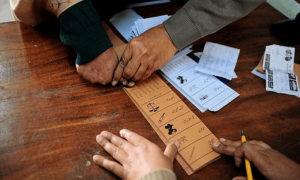 انتخابی اصلاحات مسودہ منظور ہونے سے پہلے نئی ترامیم آگئیں، الیکشن کمیشن اور وزارت قانون پریشان