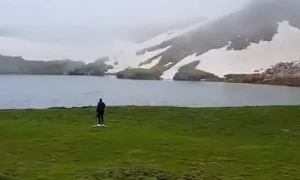 جولائی کی گرمی میں دھرم سر جھیل پر برف، پانی کو چھوتے بادلوں کے مناظر