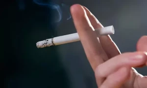 پاکستان کی کتنے فیصد خواتین سگریٹ نوشی کرتی ہیں، ناقابل یقین دعویٰ
