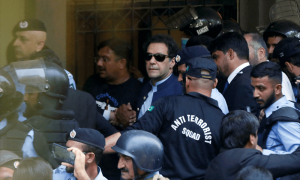 عمران خان نے عدالت میں کھڑے ہوکر جج زیبا چوہدری سے معافی مانگ لی