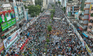 نگران حکومت بنوانے کیلئے بنگلہ دیش میں ہزاروں سڑکوں پر نکل آئے، جلاؤ گھیراؤ میں ایک ہلاک