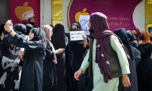 بیوٹی پارلر بندش کیخلاف افغان خواتین کا احتجاج، طالبان کی ہوائی فائرنگ