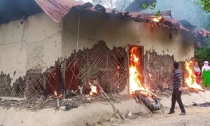 منی پور: خاتون کو برہنہ پریڈ کرانے والے کا گھر نذر آتش، بھارت نے خبر75 روزچھپائے رکھی
