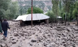گلیشیئر پگھلنے سے دریائے چترال میں طغیانی، کئی گھر، دکانیں زیرِ آب