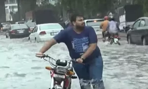 بارش نے لاہور ایک ماہ میں دوسری بار ڈبو دیا، خیبرپختونخوا، پنجاب میں تباہی، 8 افراد ہلاک
