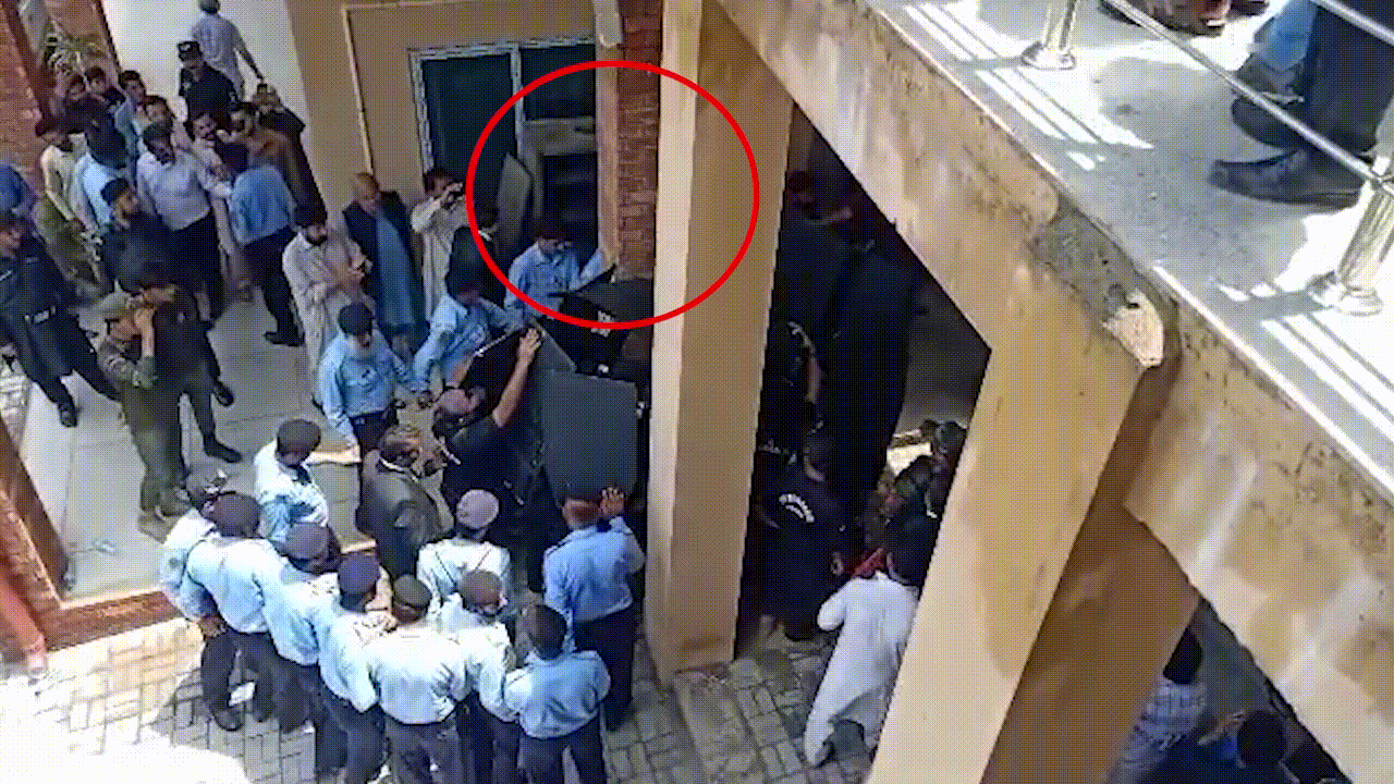 عدالت میں پیشی پر نامعلوم شخص نے عمران خان پر پانی کی بوتل پھینک دی