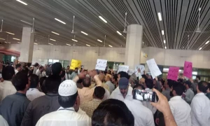 ایئرپورٹ آوٹ سورسنگ پالیسی کیخلاف سول ایوی ایشن ملازمین کا مظاہرہ