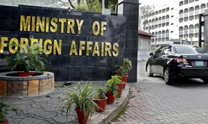 ڈنمارک میں سفارتخانے کے باہر قرآن پاک کی بے حرمتی، پرچم جلانے پر پاکستان کا احتجاج