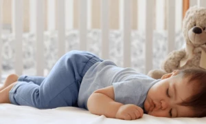 کس عمر کے بچے کو کس وقت سُلانا چاہئیے؟