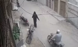 کراچی : دن دیہاڑے لڑکی سے نازیبا حرکت کا ایک اور واقعہ سامنے آگیا