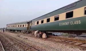 پڈعیدن کے قریب علامہ اقبال ایکسپریس کی دو بوگیاں پٹری سے اتر گئیں