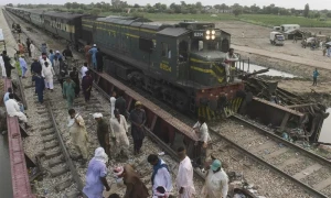 ٹرین حادثے کے 17 گھنٹے بعد ڈاؤن ٹریک بحال، 29 افراد کی لاشیں ورثاء کے حوالے