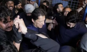 عمران خان کی سیاست ختم؟ کیا واپسی ممکن ہوگی؟ عالمی ذرائع ابلاغ کے سوالات