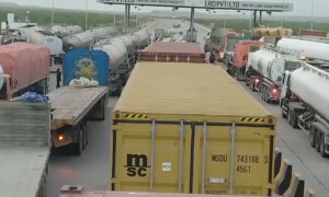 کراچی میں ٹرک ڈرائیوروں کا احتجاج، بدترین ٹریفک جام