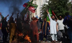 جناح ہاؤس حملہ: پی ٹی آئی کے 268 روپوش کارکنوں کے وارنٹ جاری