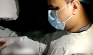 لاہور کے بڑے اسپتال میں جنریٹر بند، موبائل کی روشنی میں مریض کا آپریشن