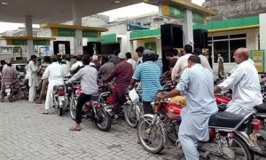 لاہور: بغیرہیلمٹ موٹرسائیکل سواروں کو پیٹرول نہ دینے کا حکم معطل